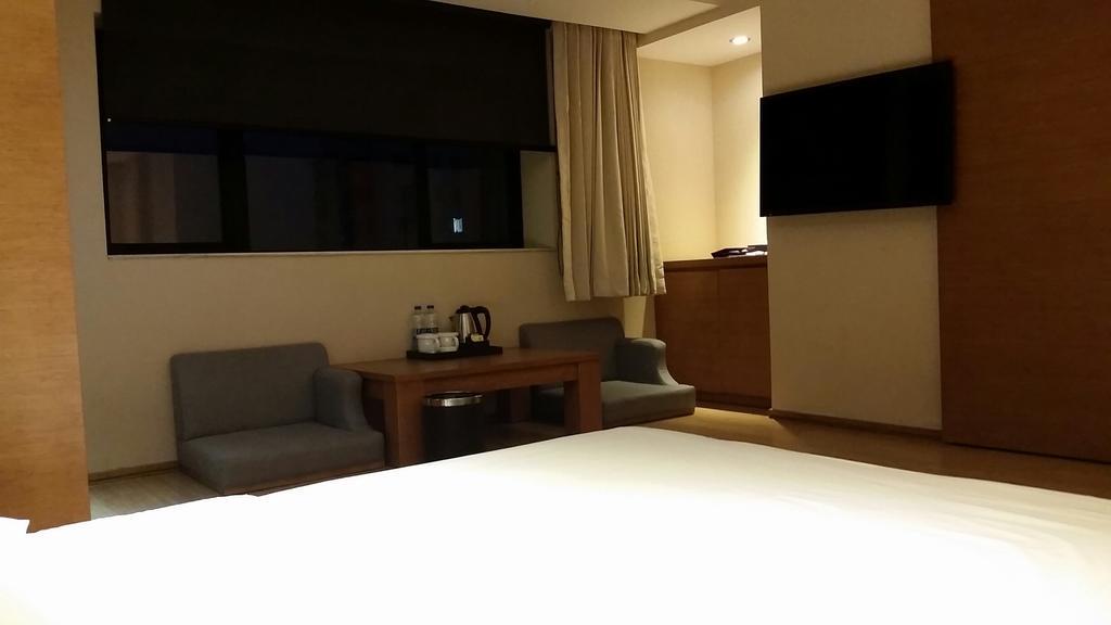 Ji Hotel Wuhan Guanggu Plaza Exterior foto